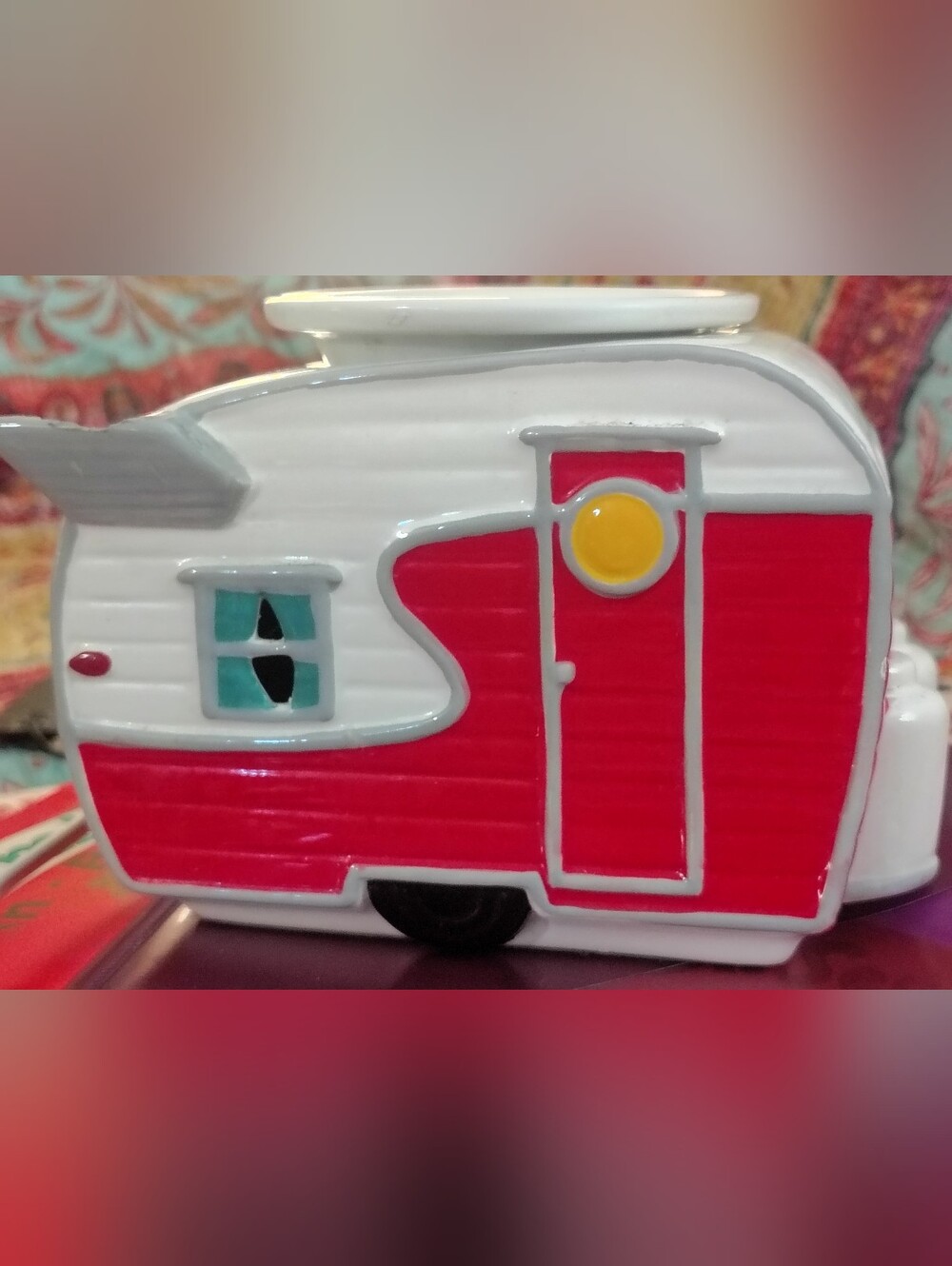 Scentsy Happy Camper Retro Trailer Warmer with White Dish and 36 Wax Testers